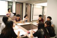 龍志溫博士在學員預備班中與計劃的學員同學互動。
